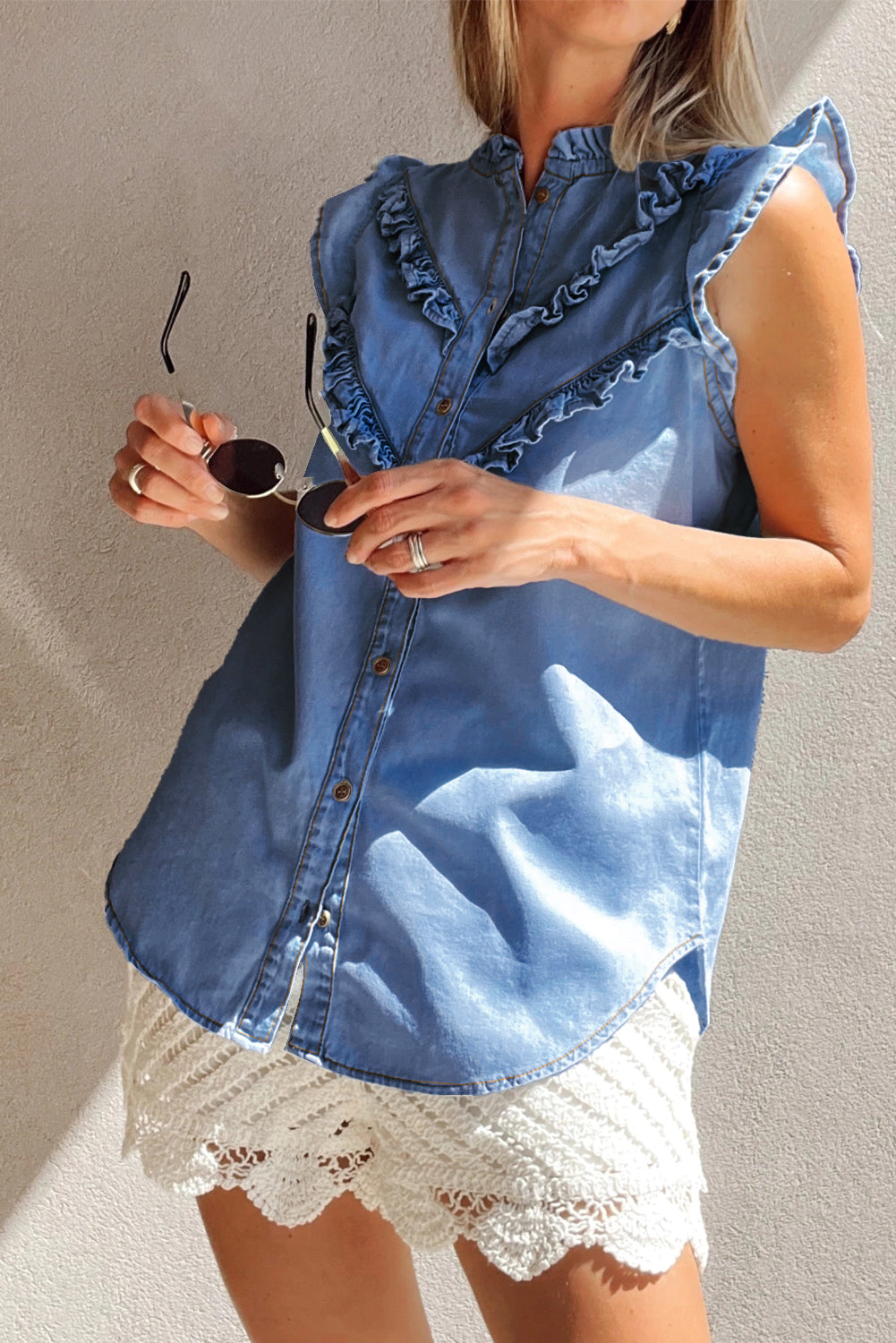 Camisa vaquera con botones y volantes en lavado mineral azul Beau