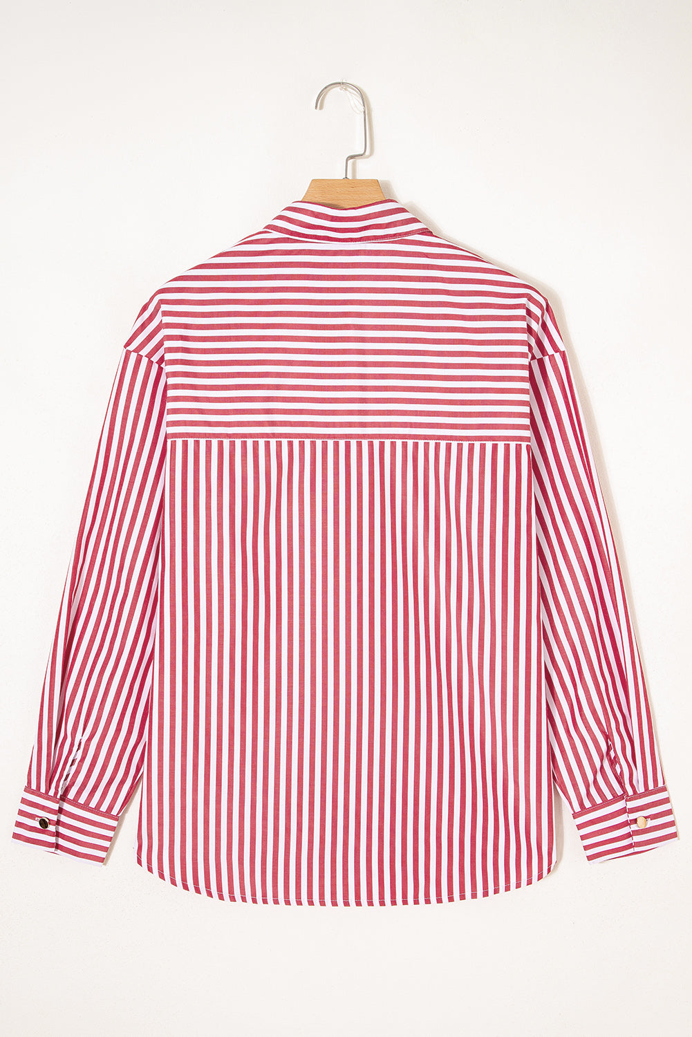 Camisa holgada con abertura lateral y bolsillo de rayas rojas