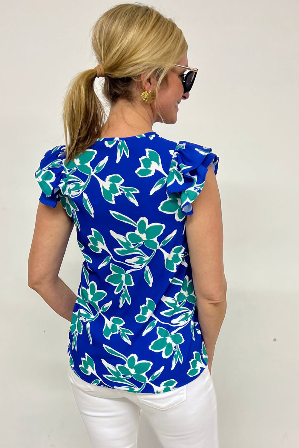 Blusa azul de manga corta con volantes, cuello en V y estampado floral