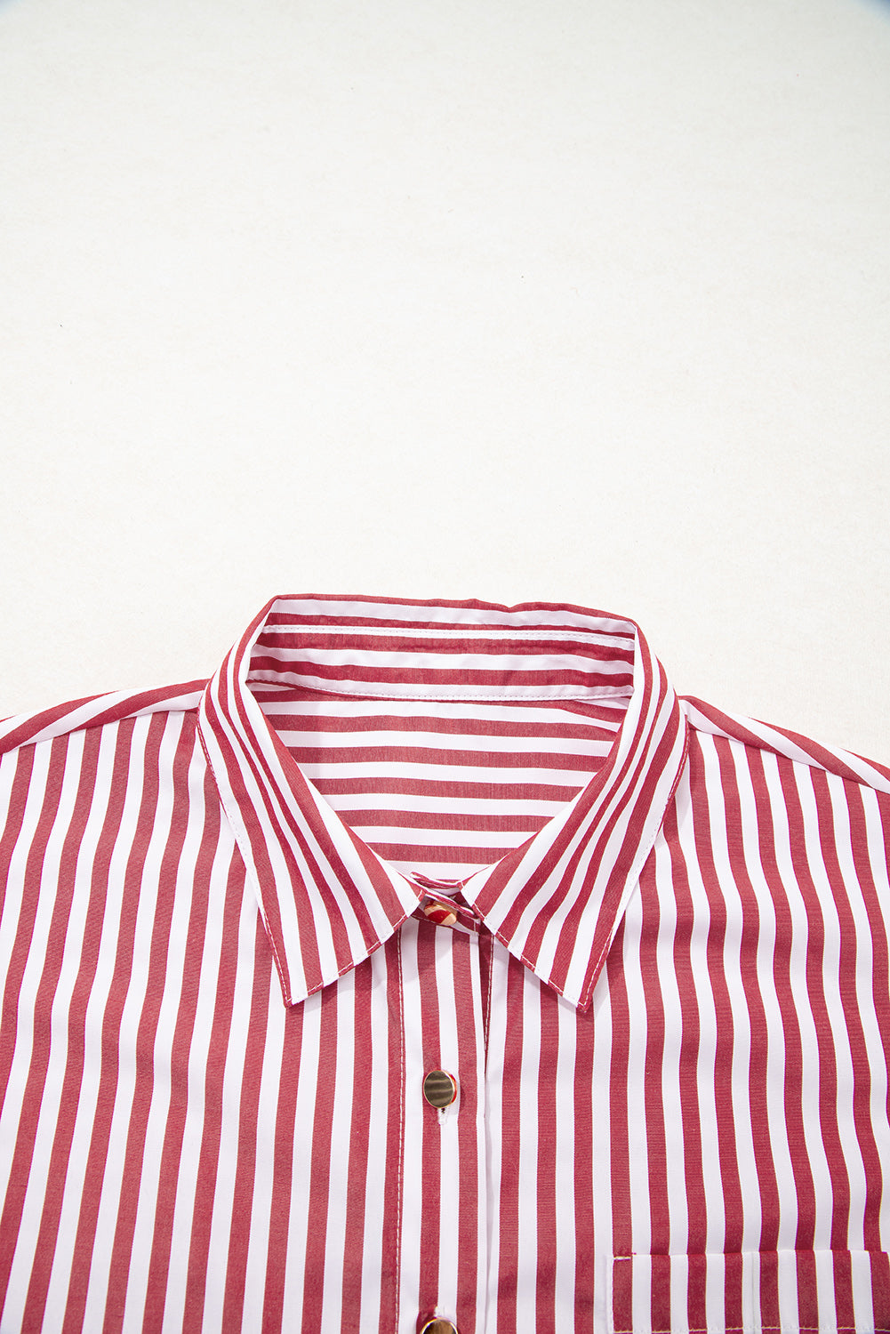 Camisa holgada con abertura lateral y bolsillo de rayas rojas