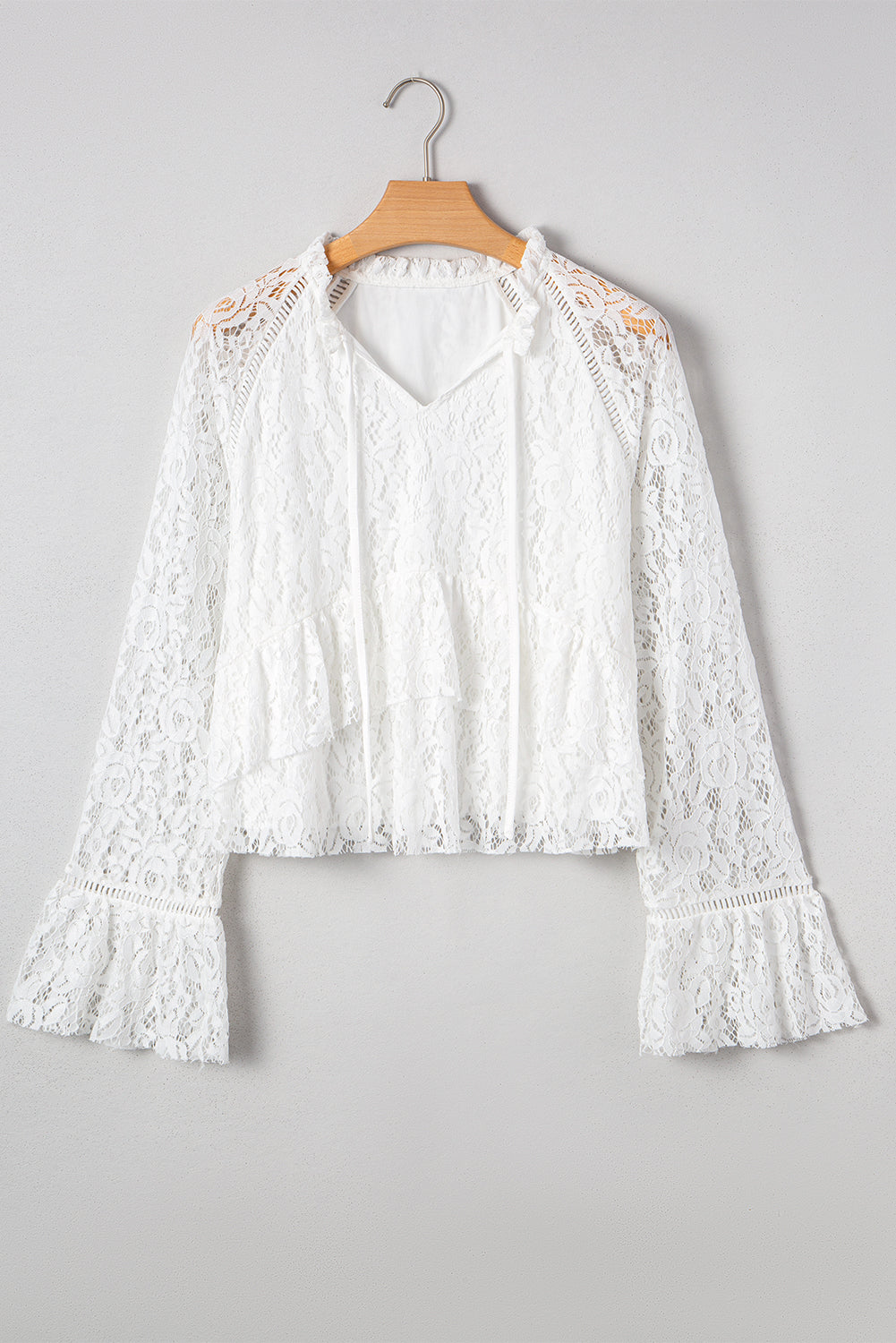 Blusa de manga larga con detalle de volantes y escote en V con lazo blanco