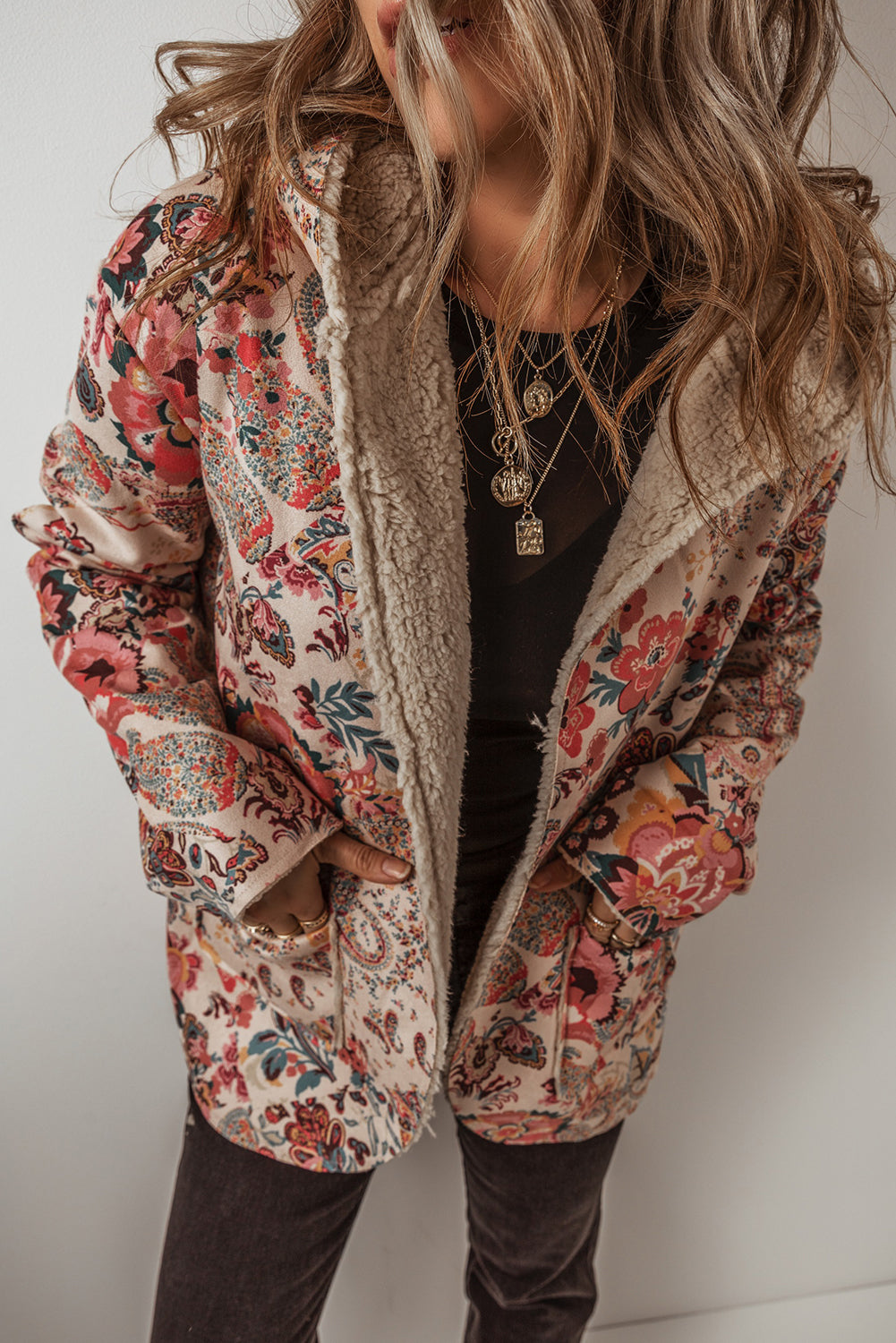 Chaqueta con capucha y forro de sherpa con estampado floral vintage de cachemira en beige