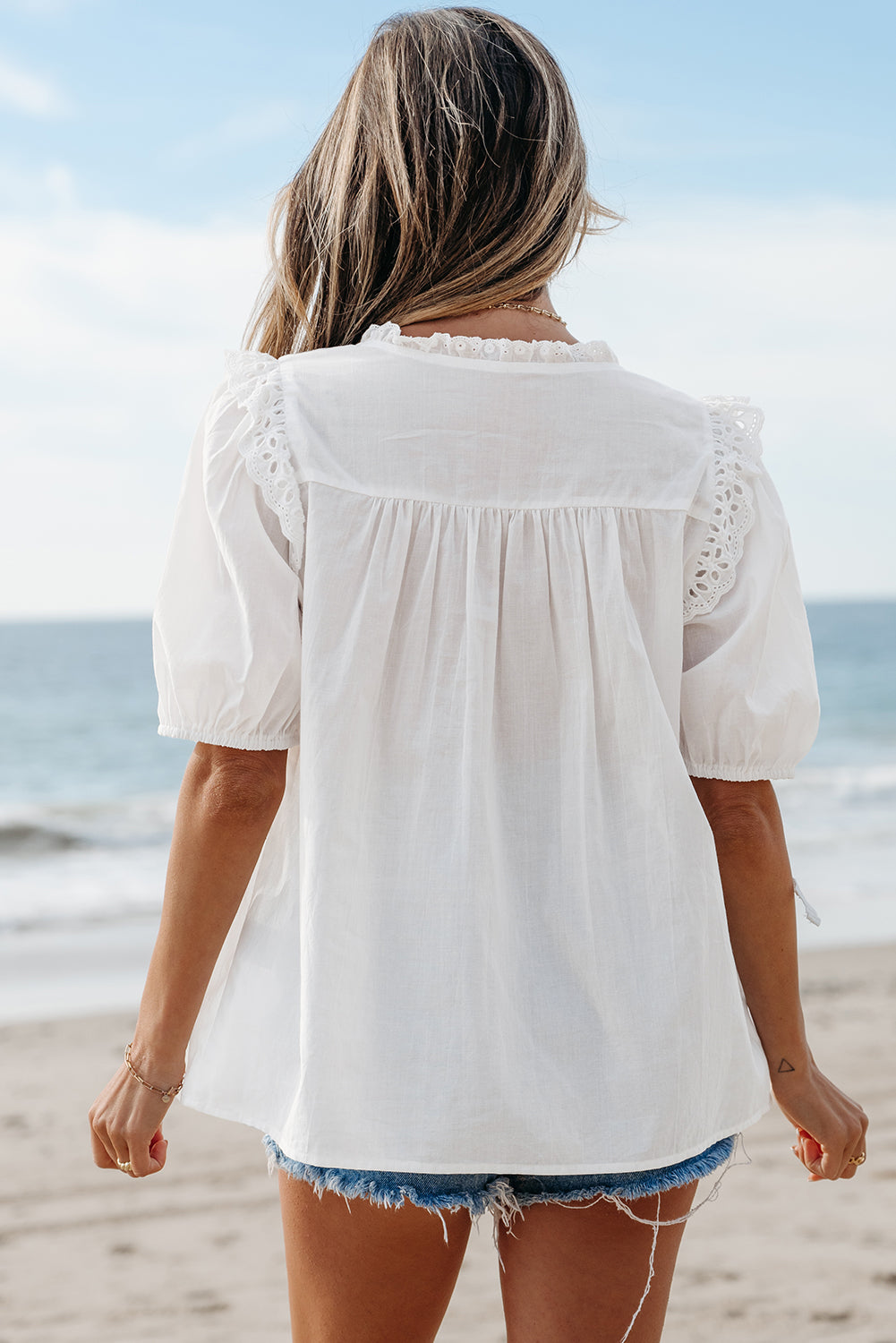 Blusa de manga corta abullonada con cuello anudado y encaje bordado blanco