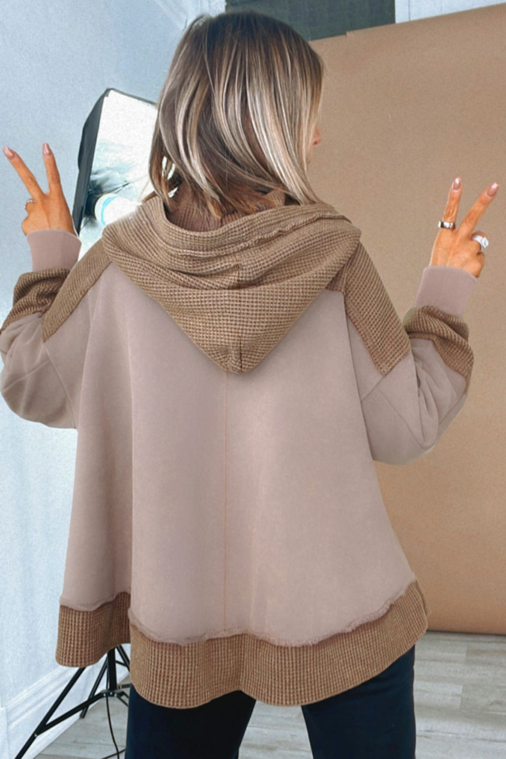 Sudadera con capucha y bolsillos de talla grande con diseño de gofres en contraste y patchwork de Goat
