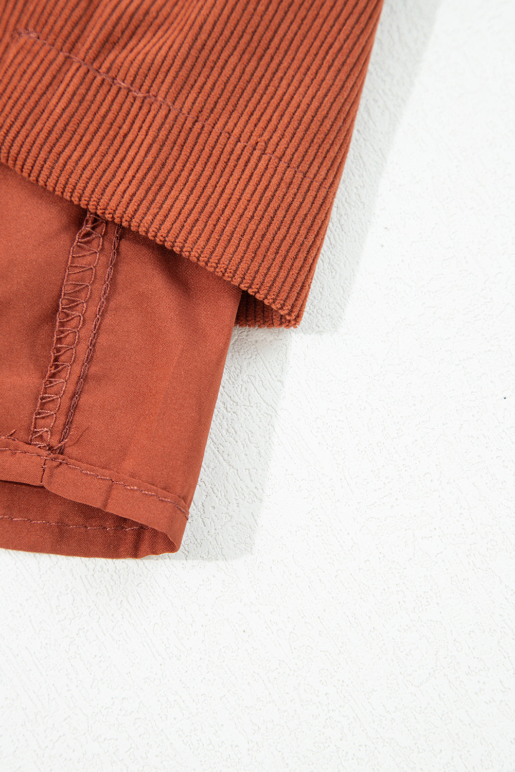 Pantalones cortos de pana de cintura alta con borde festoneado y decoración de botones de arcilla