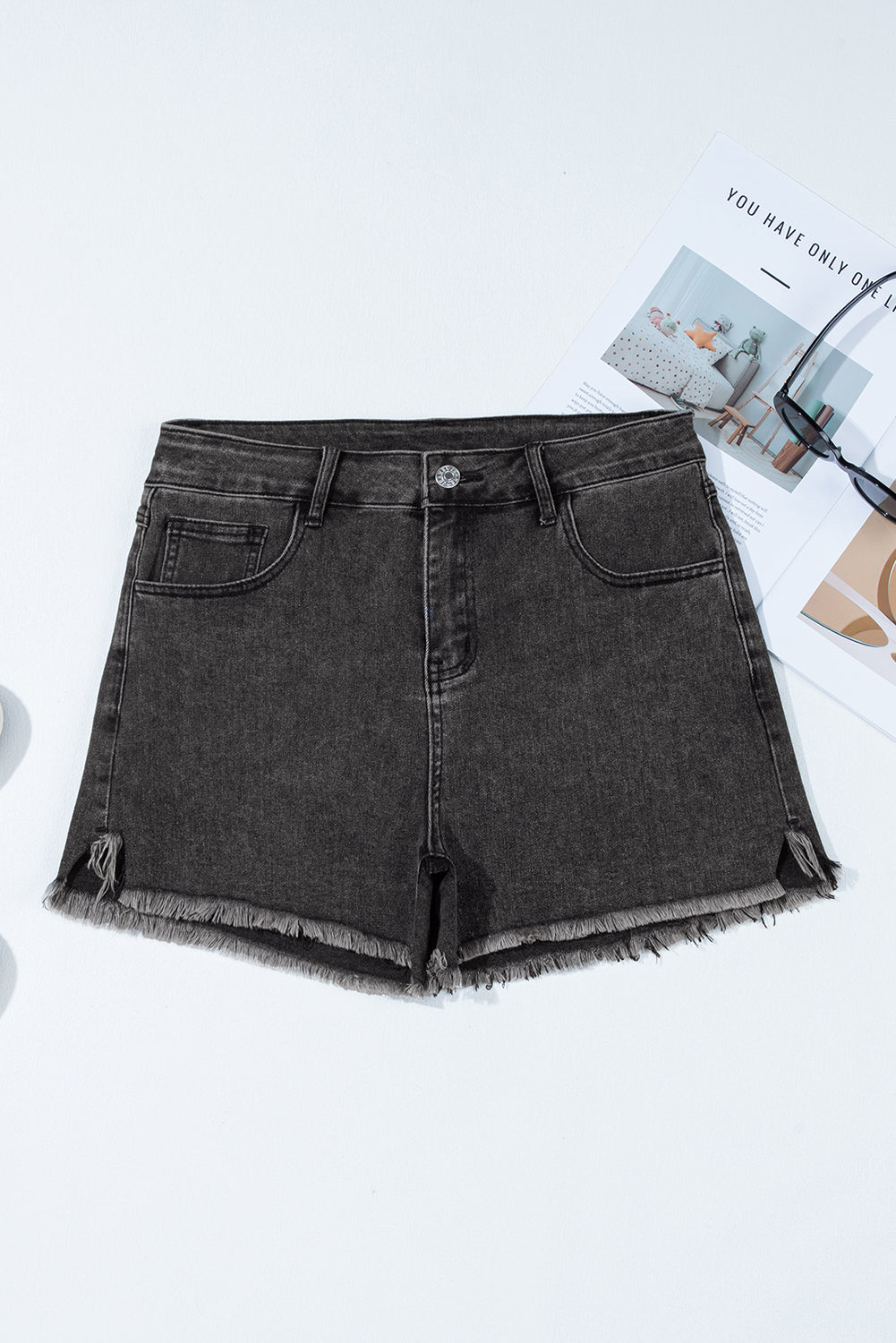 Shorts vaqueros blancos de cintura alta con dobladillo sin rematar