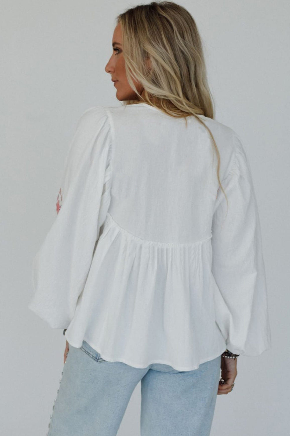 Blusa babydoll holgada con cuello en V y cordones de flores blancas