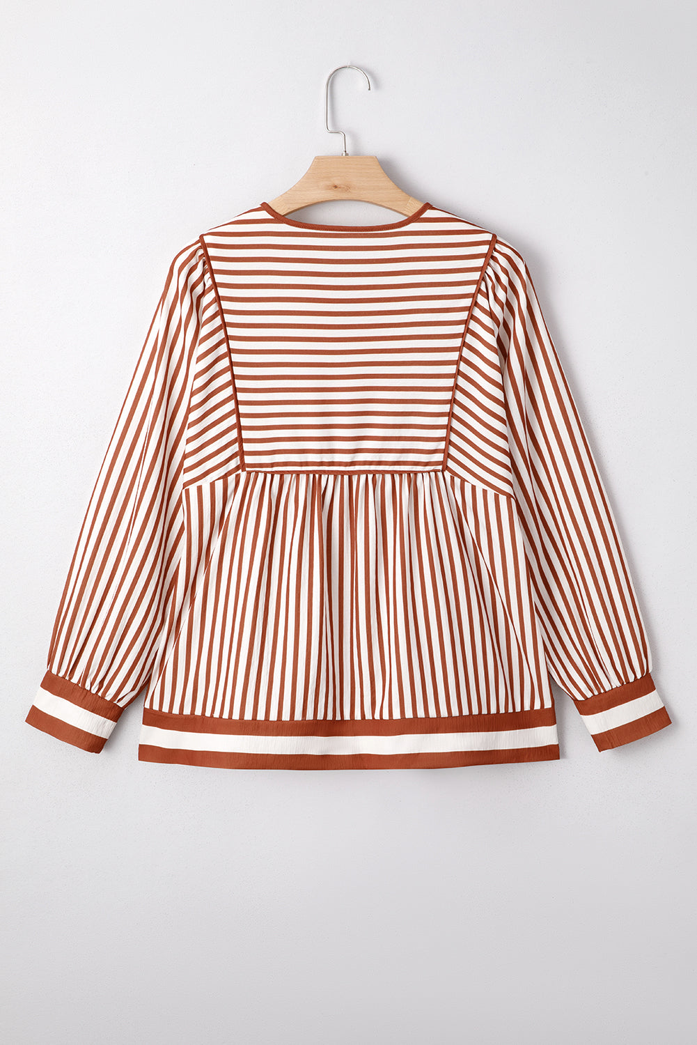 Blusa de rayas marrones con cuello en V y cordón ajustable