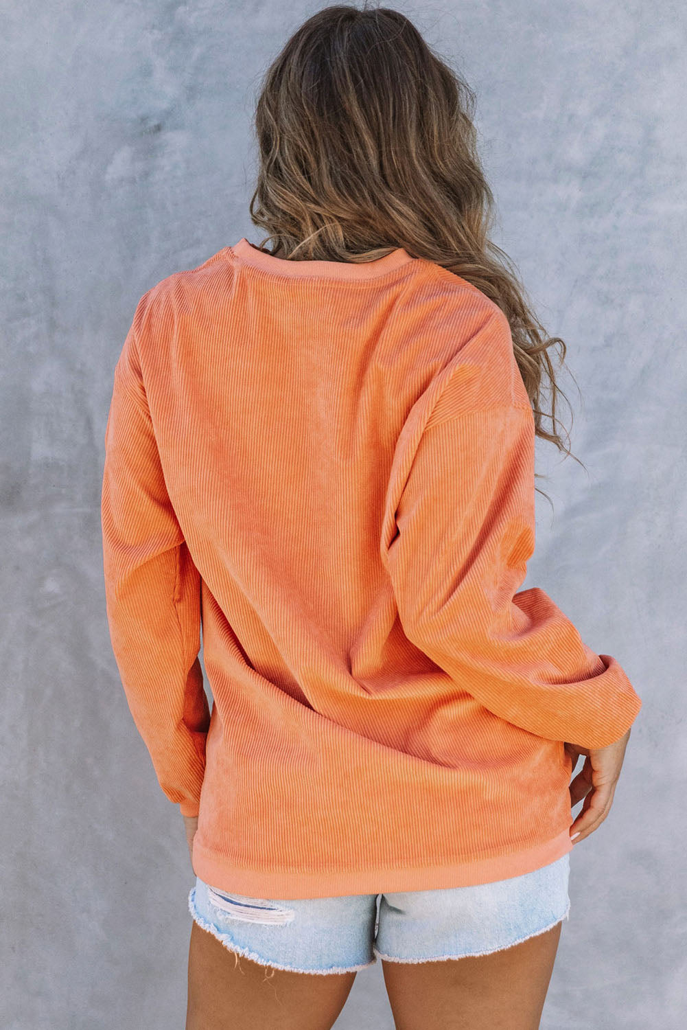 Esta sudadera con cordón con un estampado de calabaza con lentejuelas.