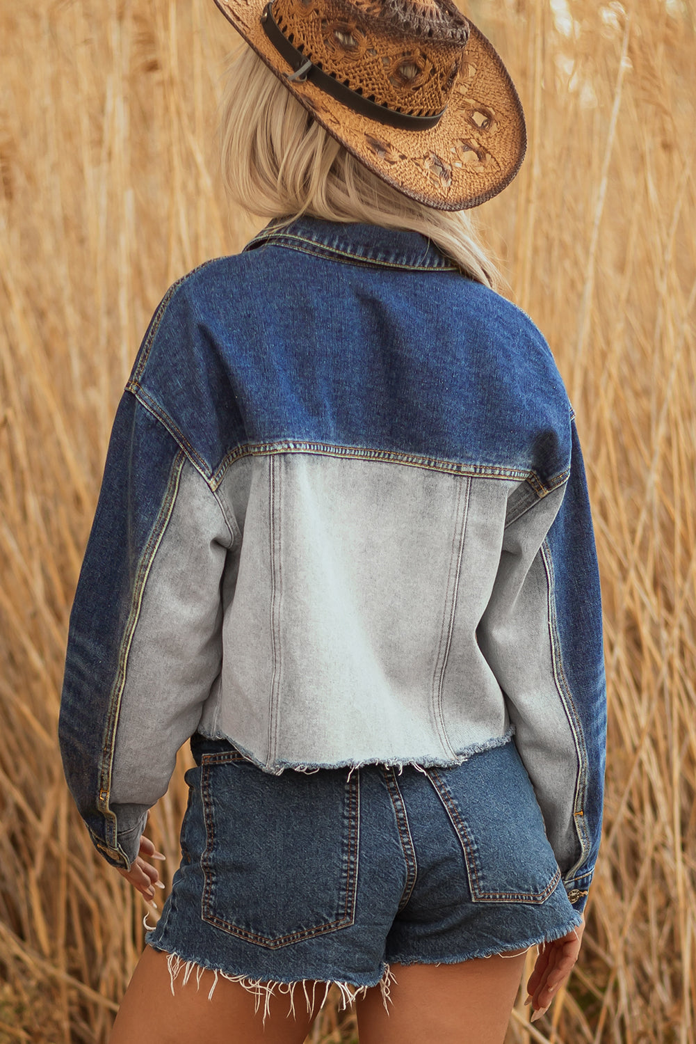 Chaqueta vaquera desgastada con detalle de solapa y patchwork en bloques de color azul crepúsculo