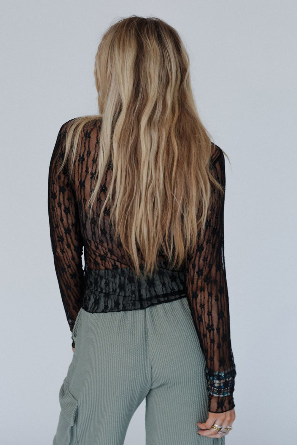 Top ajustado de manga larga con encaje floral transparente negro