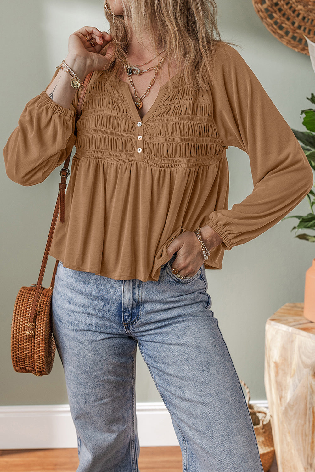 Blusa fluida con escote en V dividido, botones y busto fruncido color canela