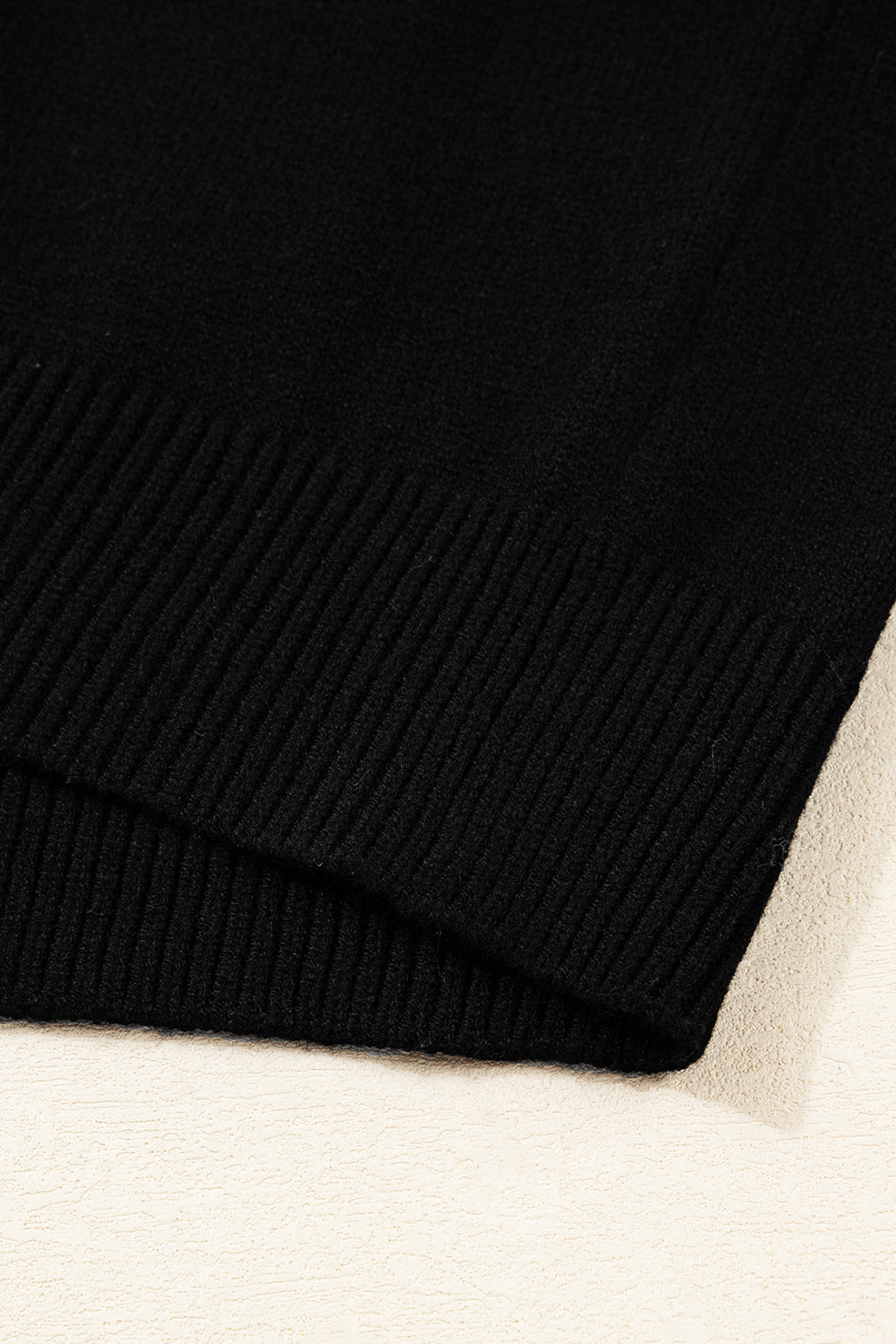 Suéter negro con cuello redondo y hombros caídos en bloques de color