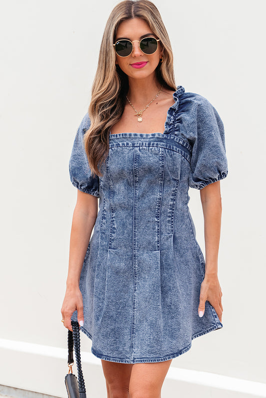 Vestido vaquero corto azul con escote cuadrado, mangas abullonadas y volantes