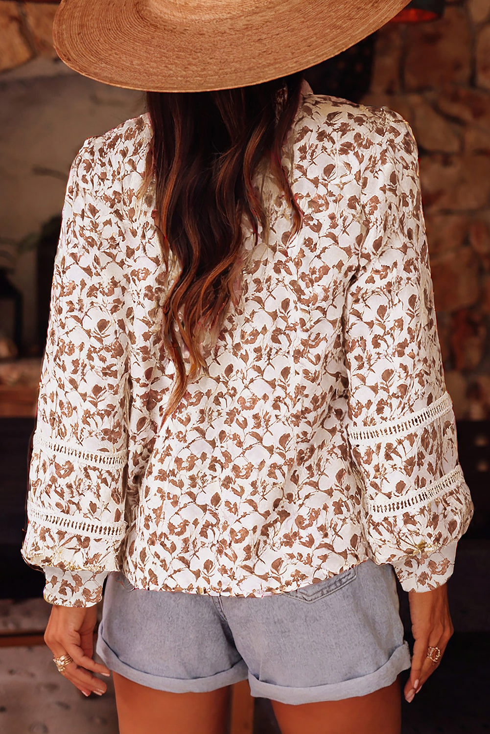 Camisa con mangas abullonadas, detalle de encaje y estampado floral amarillo