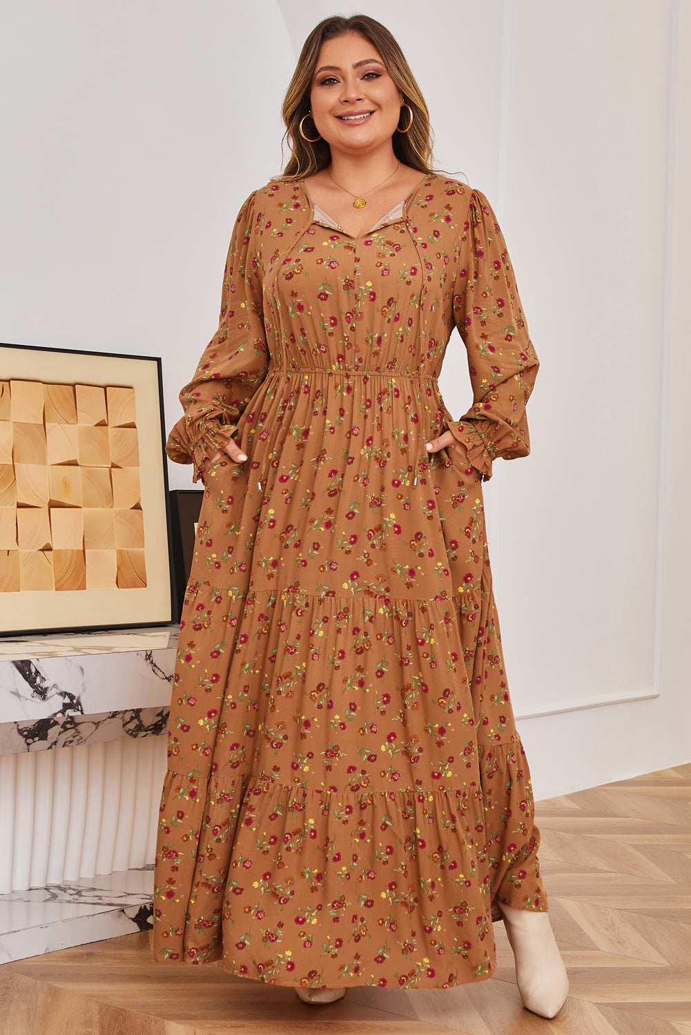 Vestido largo marrón con estampado floral, escote en V dividido, mangas con volantes y capas, talla grande