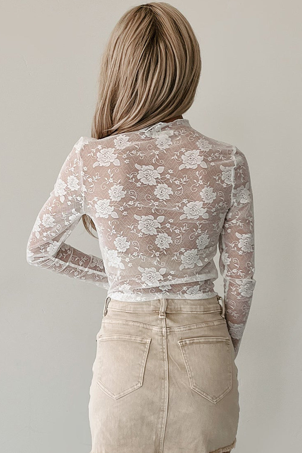 Top blanco de manga larga con encaje floral y cuello alto