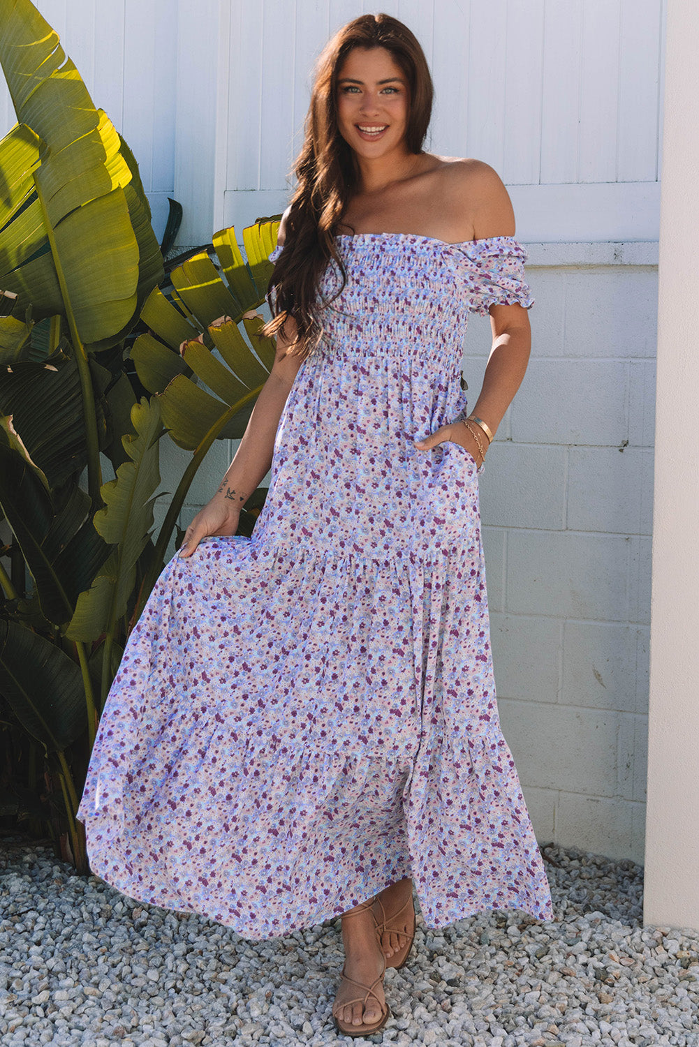 Vestido largo morado con estampado floral, mangas abullonadas cortas, cintura alta y fruncido