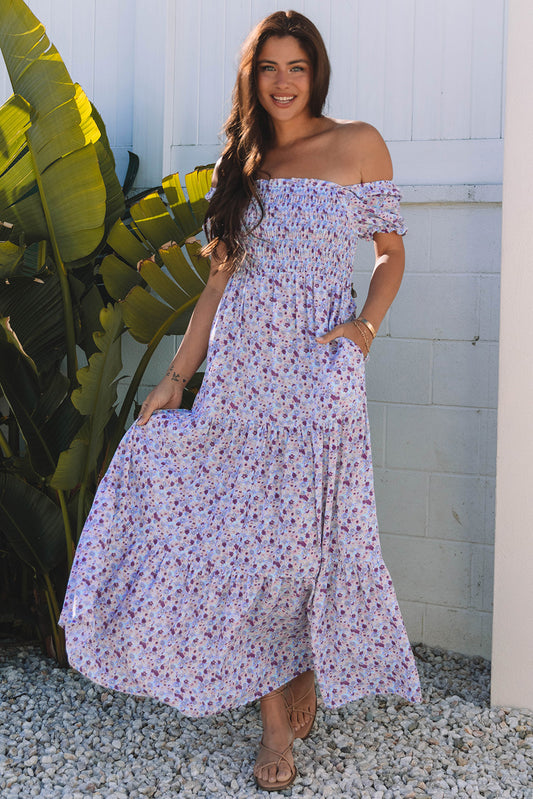 Vestido largo morado con estampado floral, mangas abullonadas cortas, cintura alta y fruncido