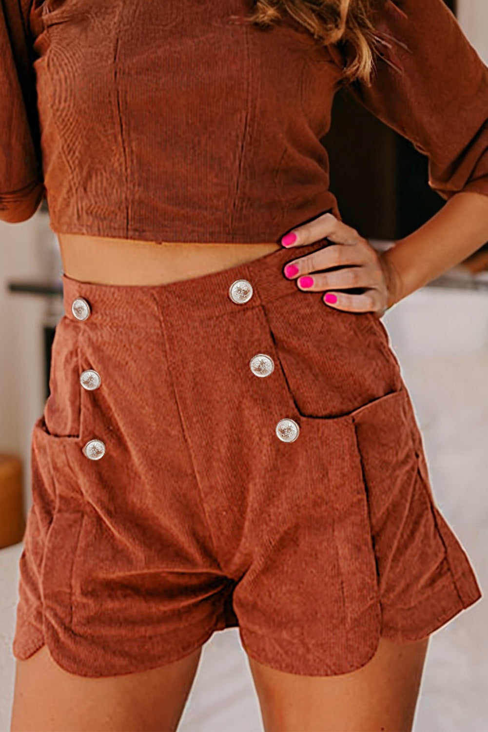 Pantalones cortos de pana de cintura alta con borde festoneado y decoración de botones de arcilla