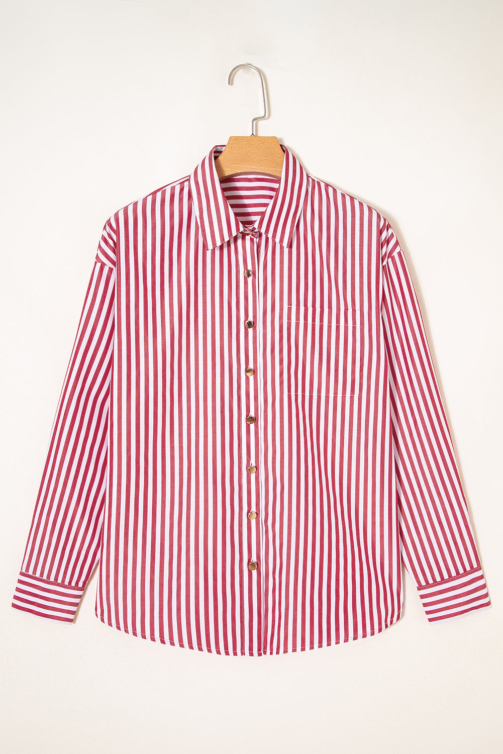 Camisa holgada con abertura lateral y bolsillo de rayas rojas