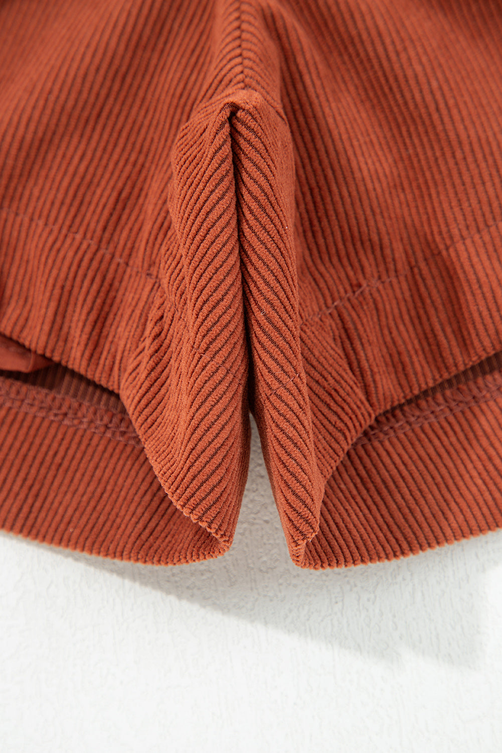 Pantalones cortos de pana de cintura alta con borde festoneado y decoración de botones de arcilla