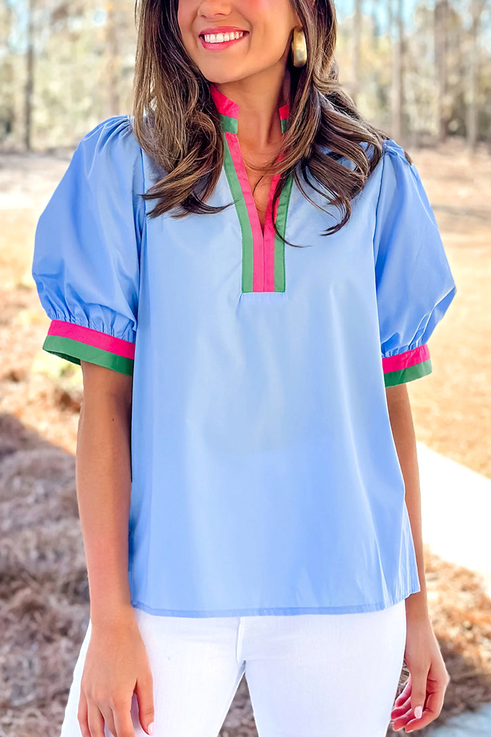 Blusa de manga corta abullonada con cuello en V y rayas en contraste azul cielo