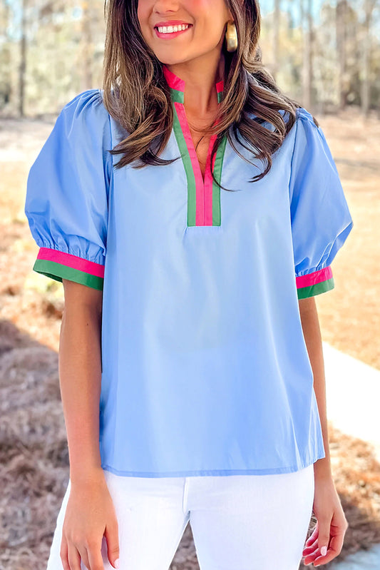 Blusa de manga corta abullonada con cuello en V y rayas en contraste azul cielo