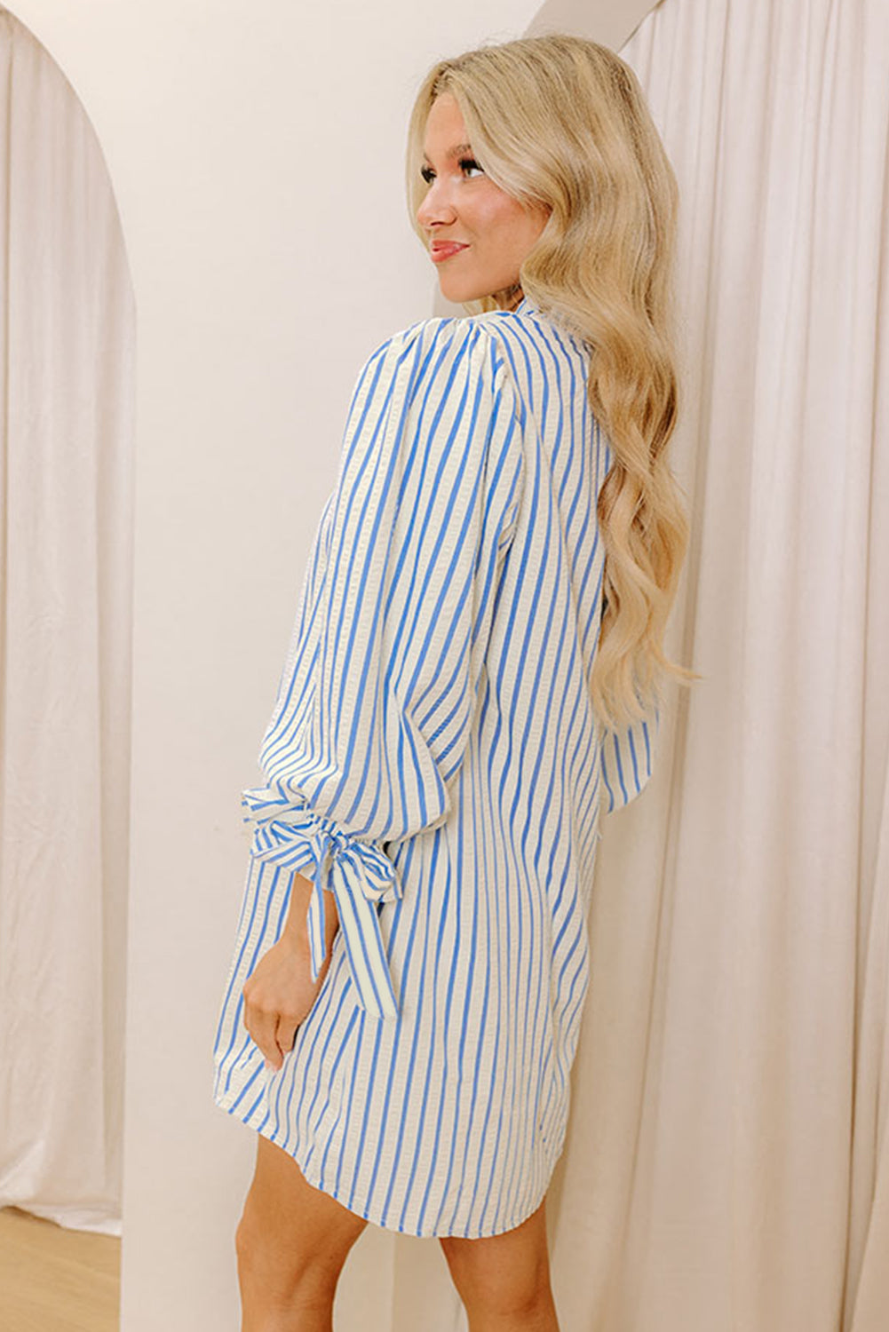 Vestido corto recto con cuello con muescas, mangas con pulsera y nudo de rayas azul cielo