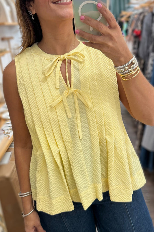 Top plisado con cuello entallado y pajarita color crema amarillo