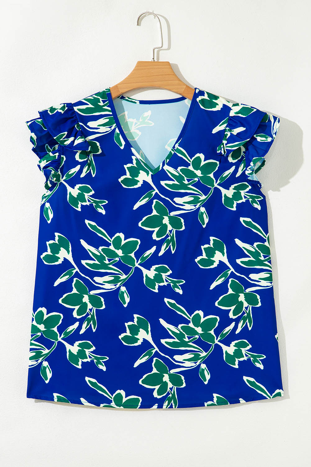 Blusa azul de manga corta con volantes, cuello en V y estampado floral