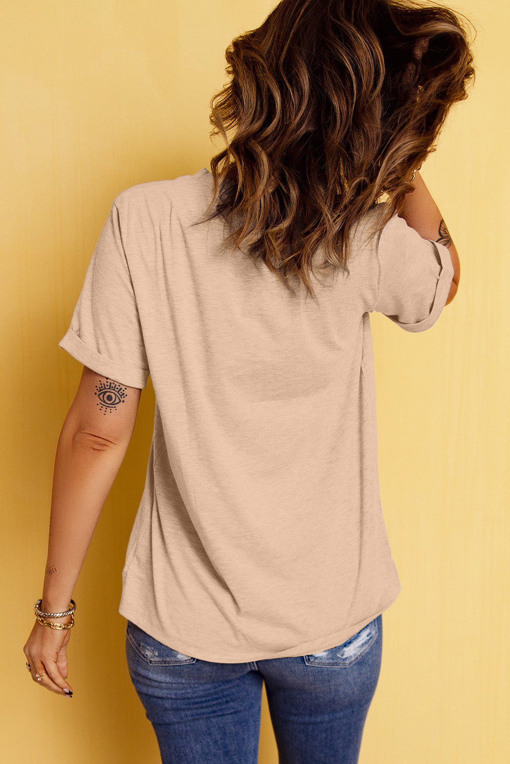 Camiseta de cuello redondo con estampado de pavo con lazo de Acción de Gracias en color caqui