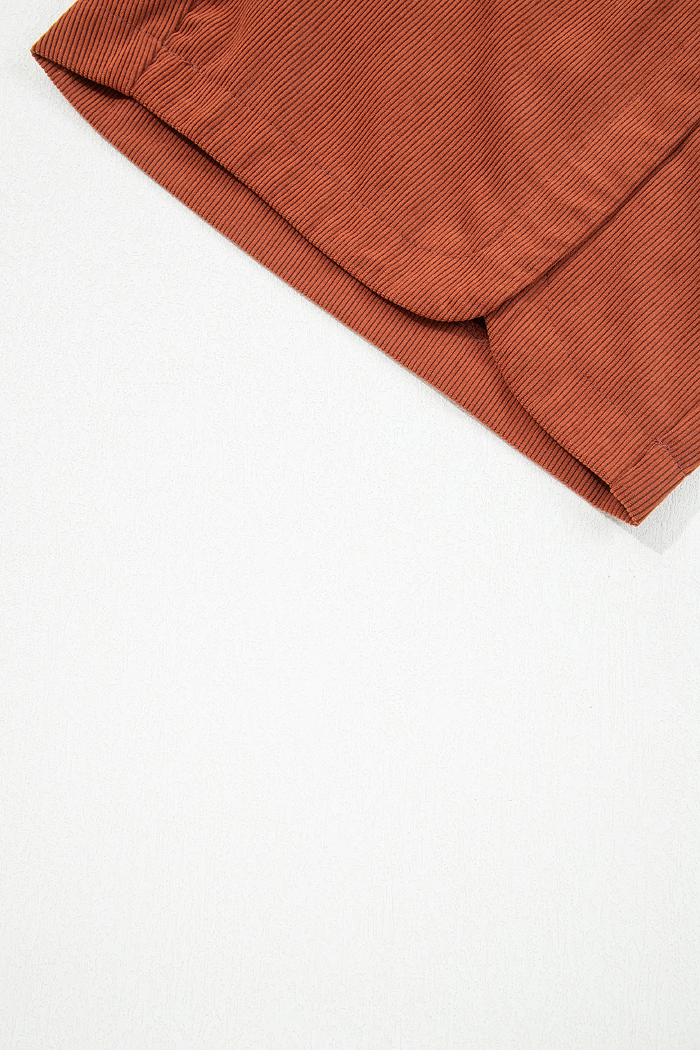 Pantalones cortos de pana de cintura alta con borde festoneado y decoración de botones de arcilla
