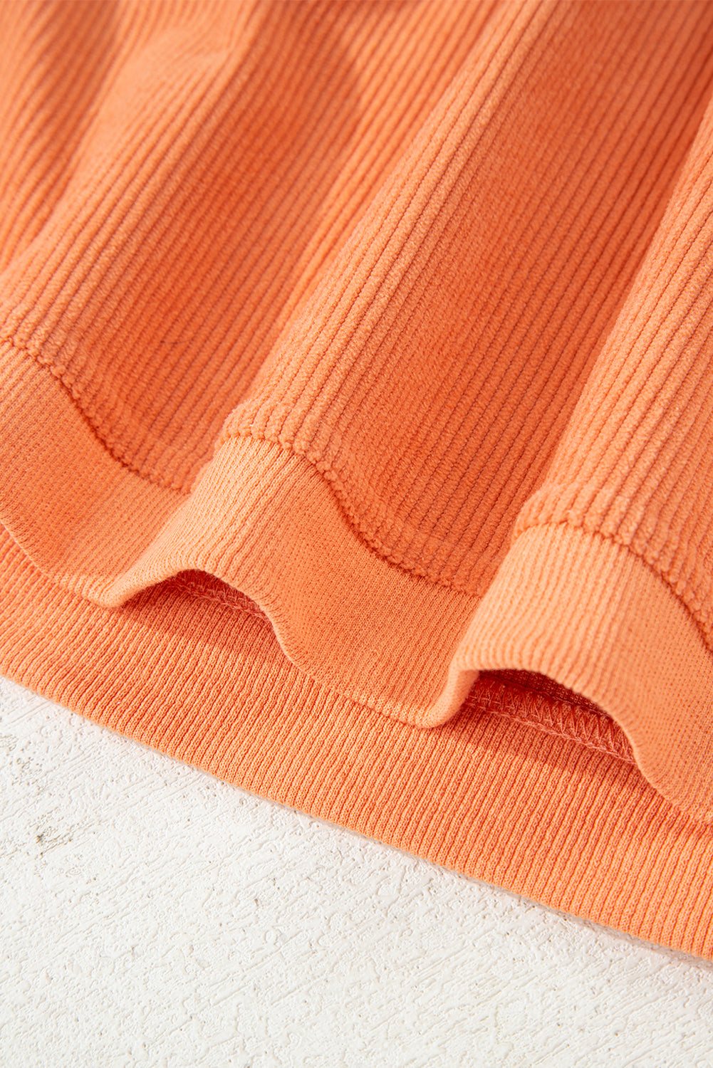Esta sudadera con cordón con un estampado de calabaza con lentejuelas.