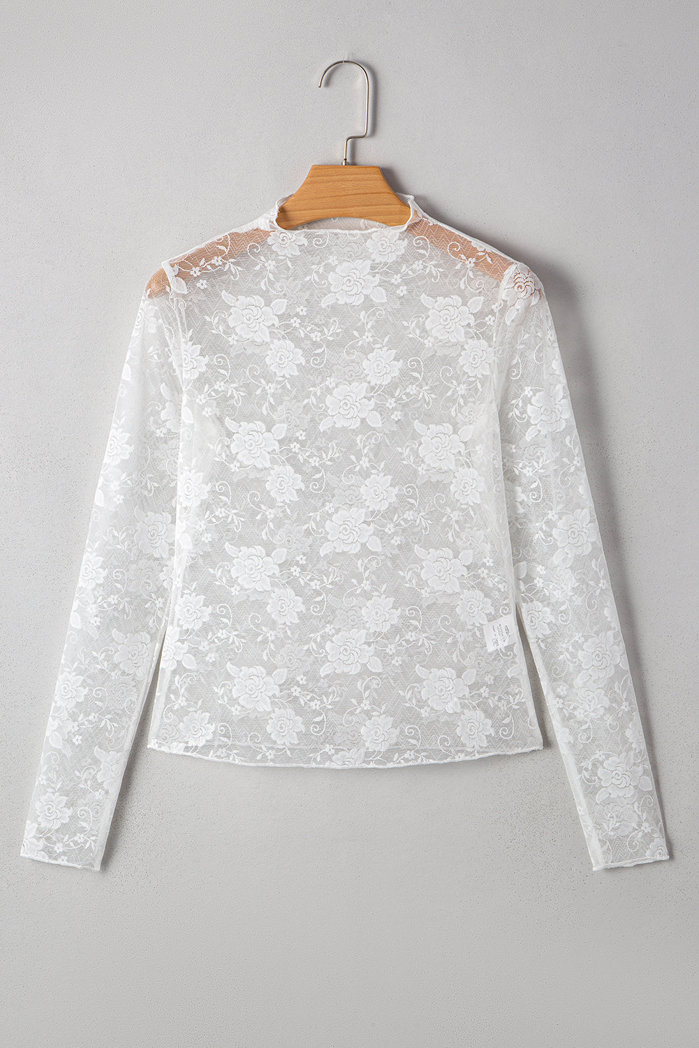 Top blanco de manga larga con encaje floral y cuello alto