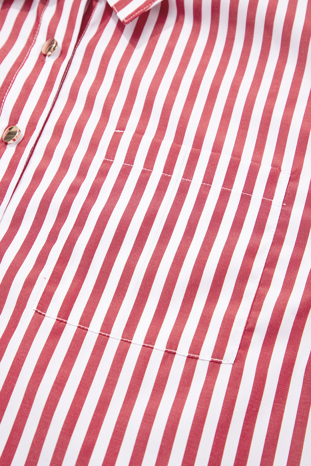 Camisa holgada con abertura lateral y bolsillo de rayas rojas