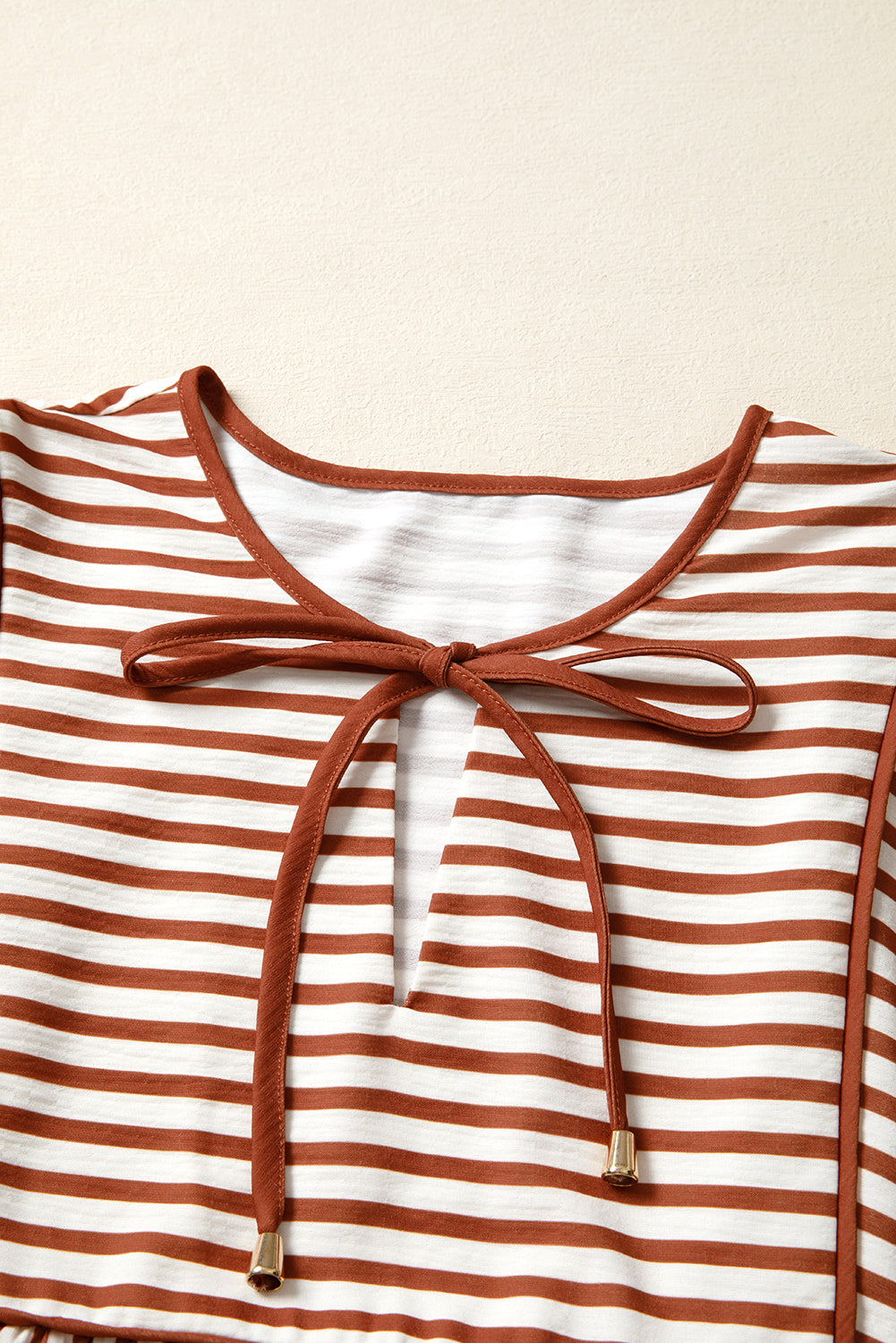 Blusa de rayas marrones con cuello en V y cordón ajustable