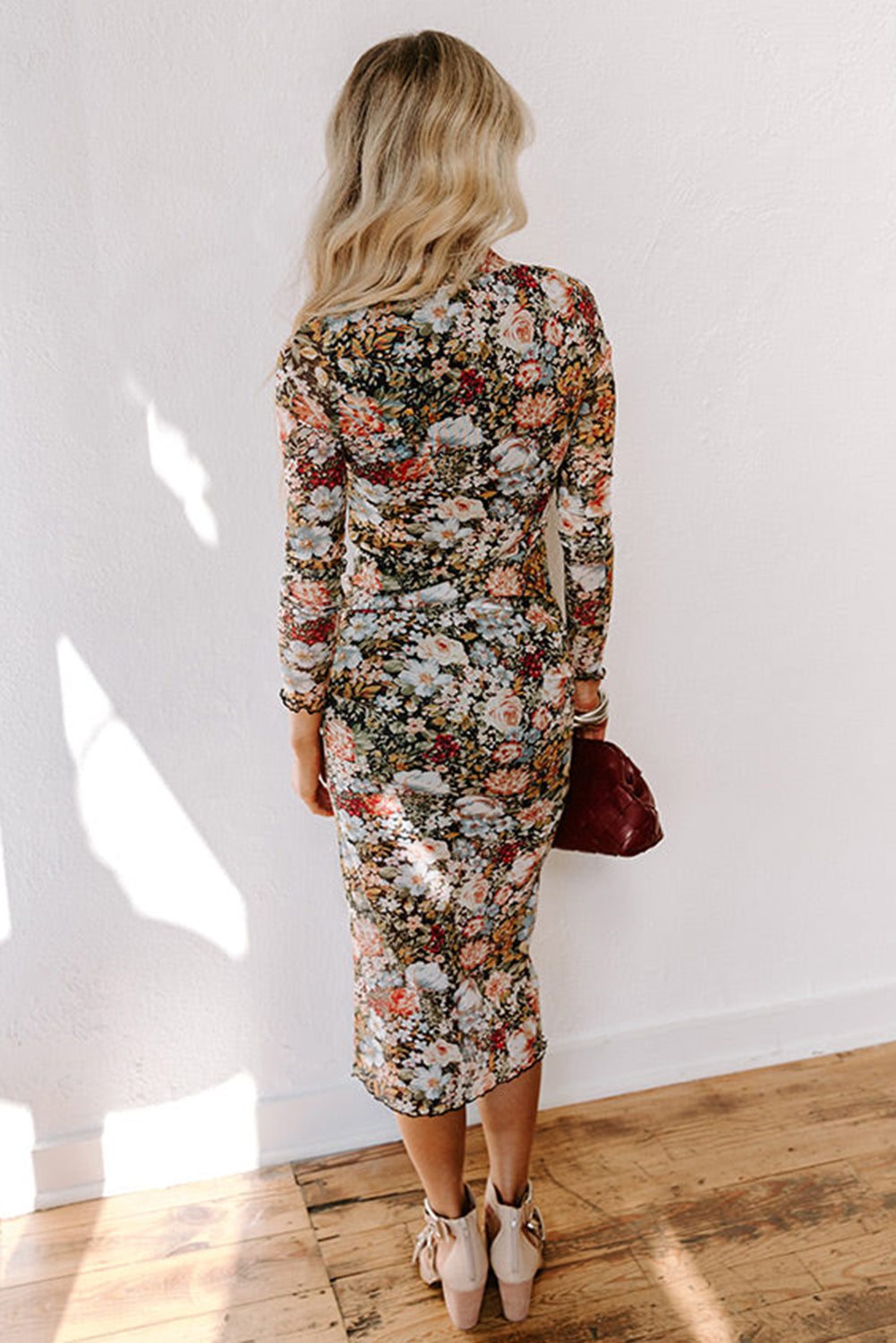 Vestido midi ajustado de manga larga con cuello alto y estampado floral marrón