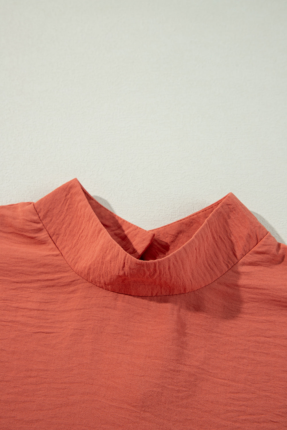 Blusa arrugada con patchwork y mangas abullonadas de lunares suizos de color naranja rojizo