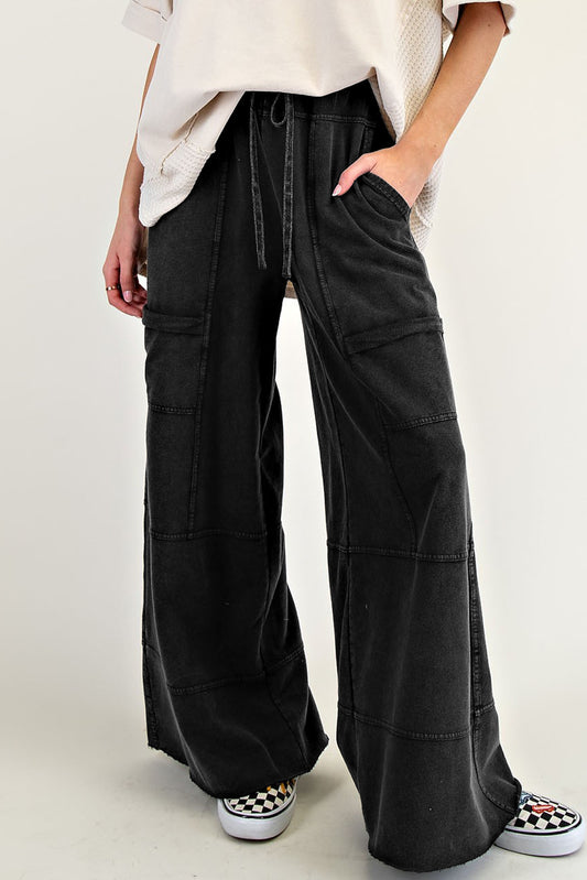 Pantalones cargo anchos con lavado mineral negro y costuras expuestas