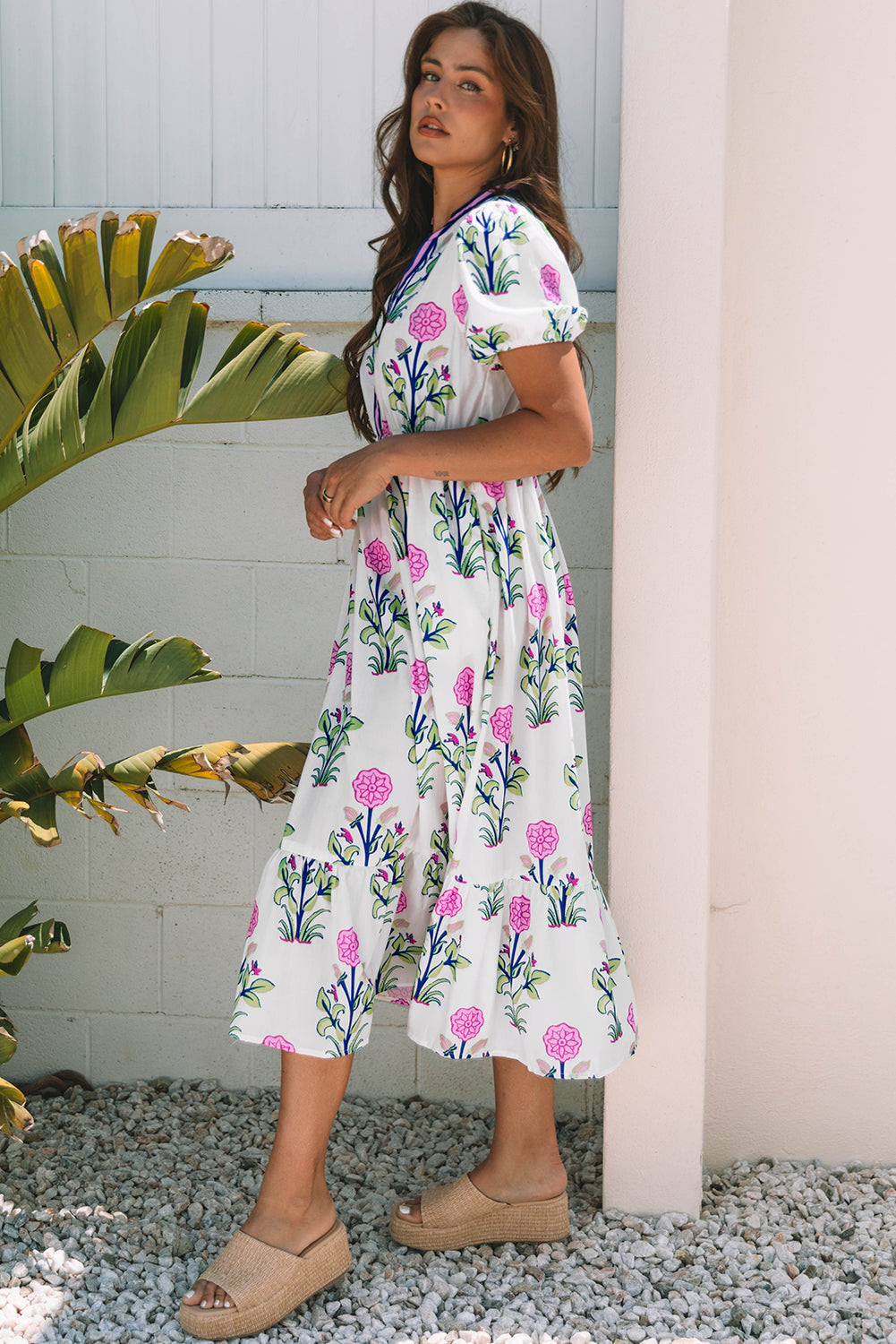 Vestido largo azul cielo con estampado floral, mangas cortas abullonadas, escote en V y cintura alta