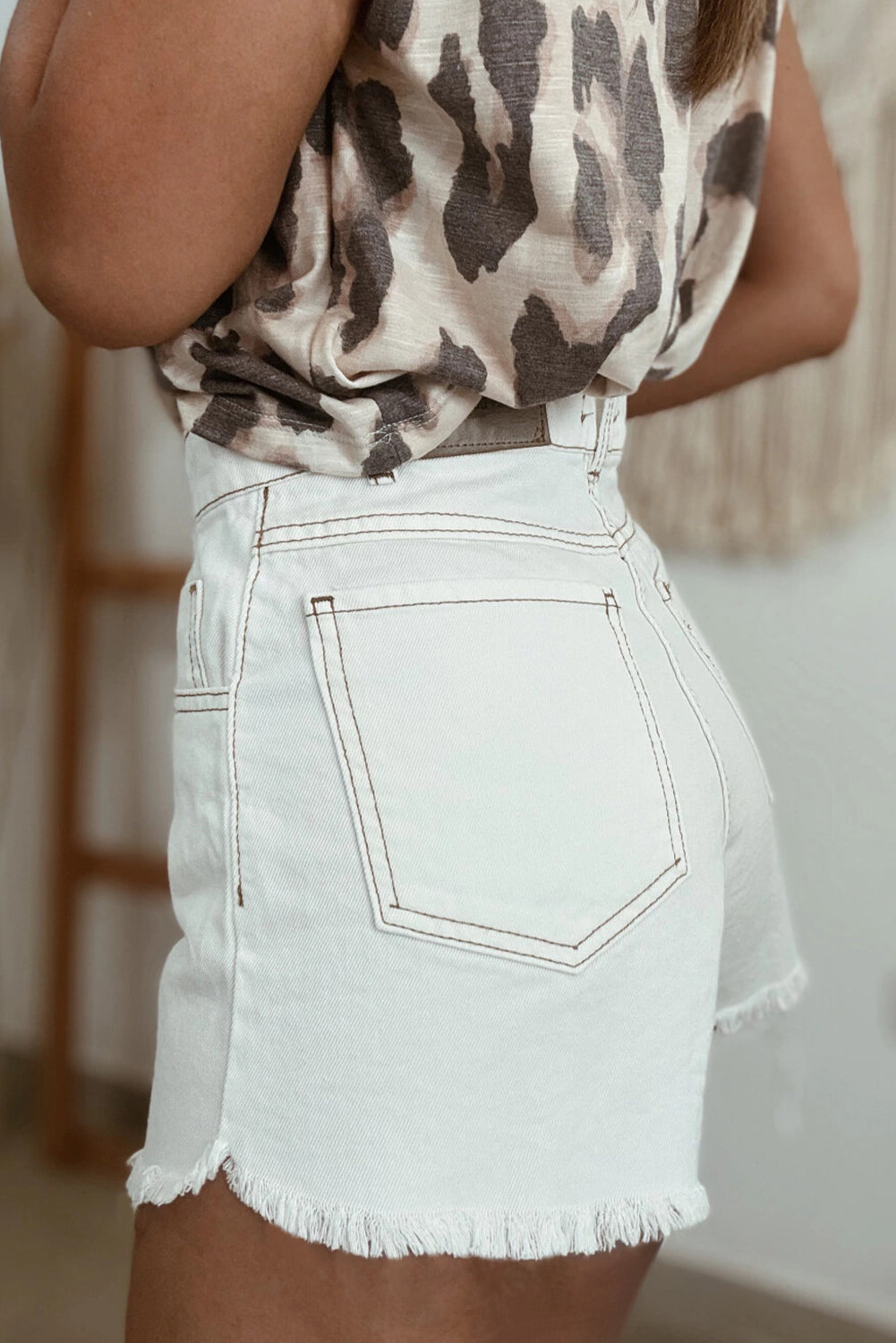 Shorts vaqueros blancos de cintura alta con dobladillo sin rematar