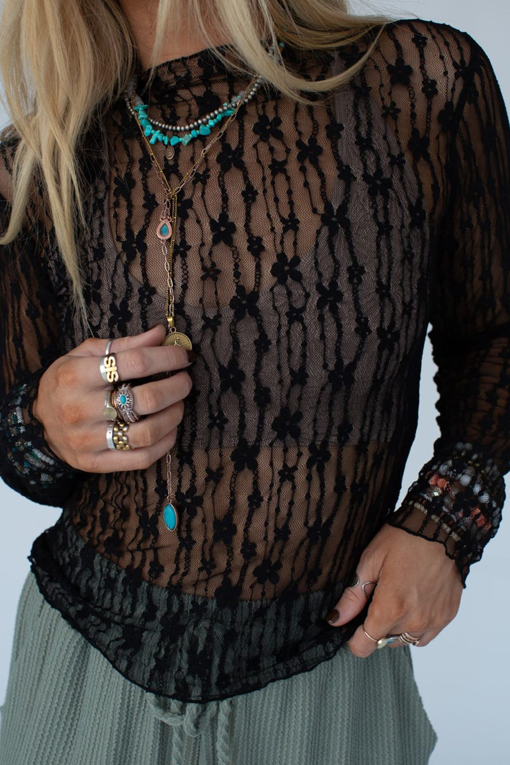 Top ajustado de manga larga con encaje floral transparente negro