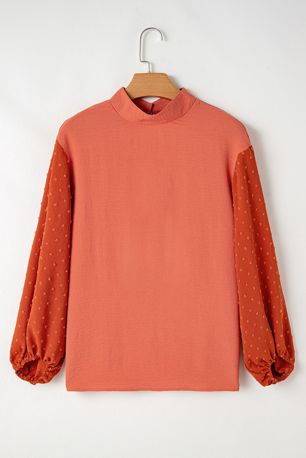 Blusa arrugada con patchwork y mangas abullonadas de lunares suizos de color naranja rojizo