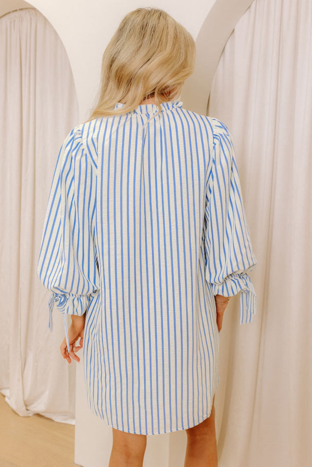 Vestido corto recto con cuello con muescas, mangas con pulsera y nudo de rayas azul cielo