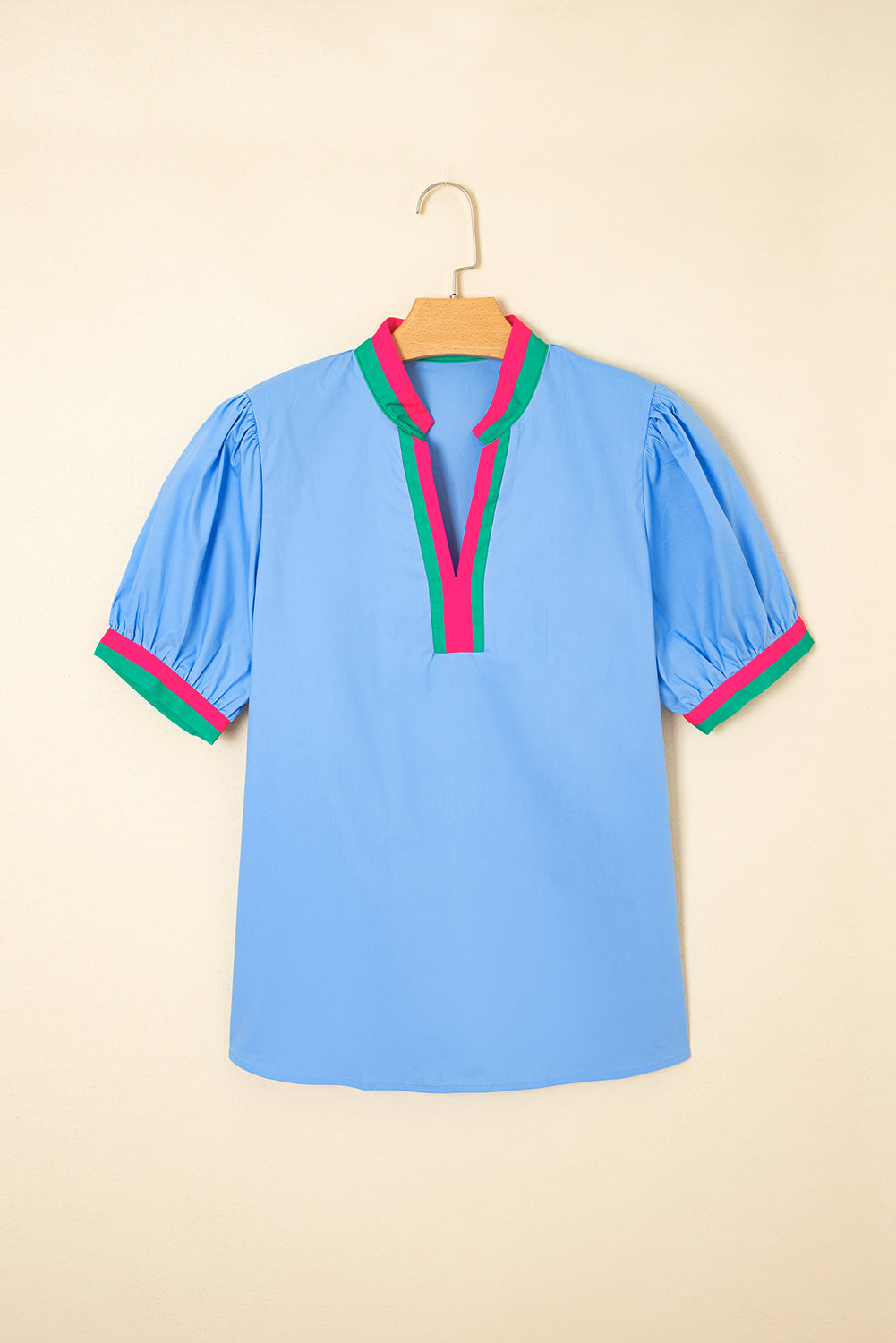 Blusa de manga corta abullonada con cuello en V y rayas en contraste azul cielo