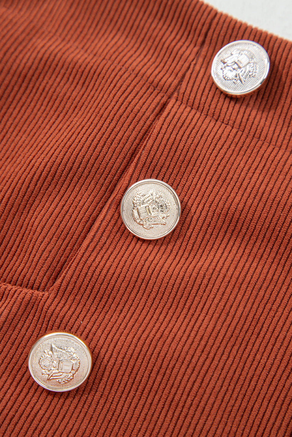 Pantalones cortos de pana de cintura alta con borde festoneado y decoración de botones de arcilla