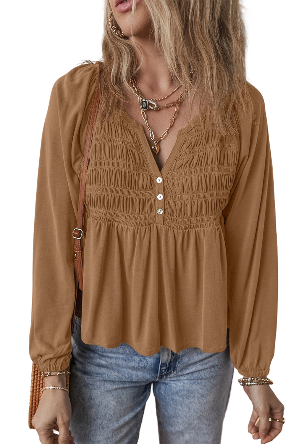 Blusa fluida con escote en V dividido, botones y busto fruncido color canela