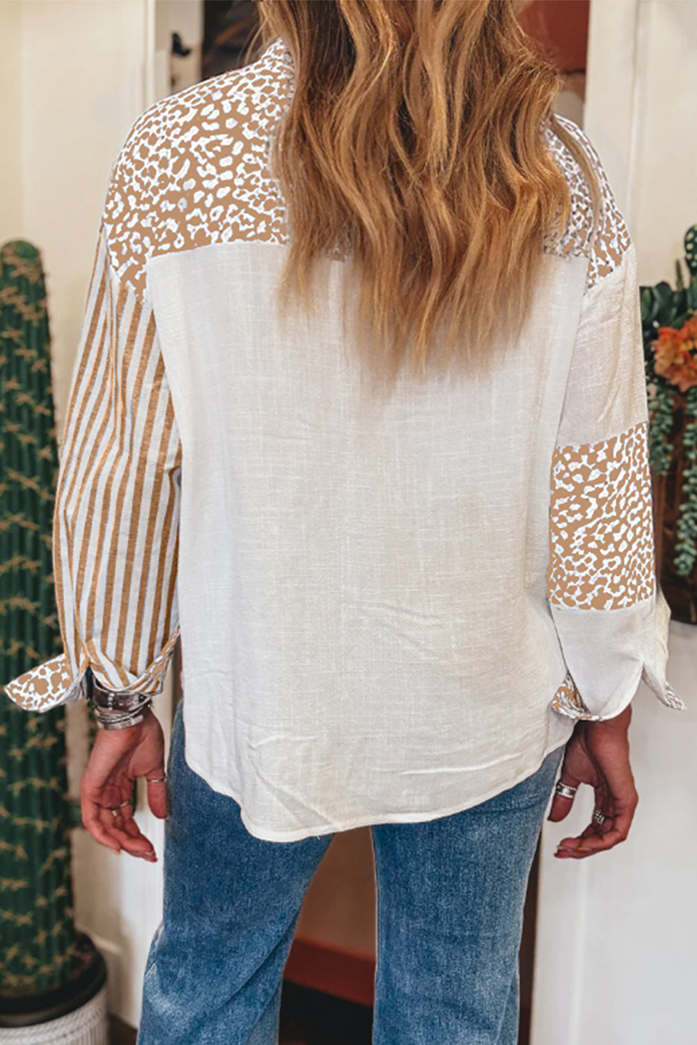 Camisa abotonada con parches de leopardo y rayas color caqui